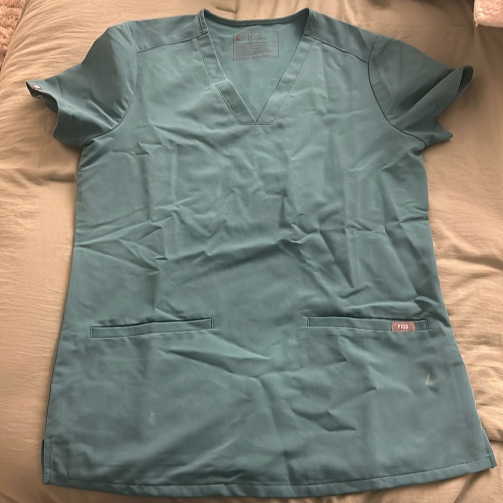 Figs 2 pocket v neck scrub top